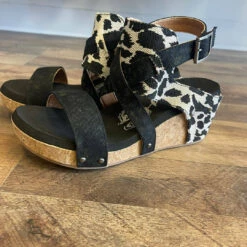 Very G women Claire Wedge Shoe in Black