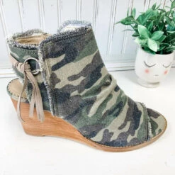 Very G women Keely Wedge in Camo