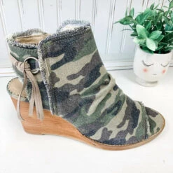 Very G women Keely Wedge Sandal in Camo
