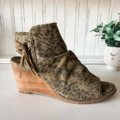 Very G women Keely Wedge Sandal in Tan